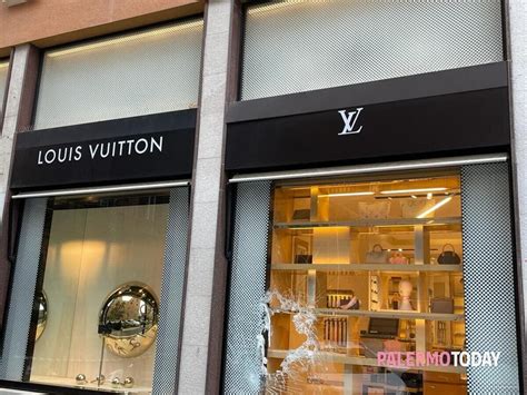 negozio louis vuitton parigi nuovo|Parigi, furto nel negozio di Louis Vuitton: come a Roma i .